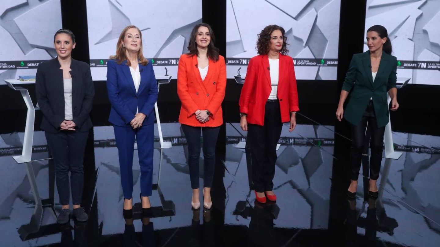 Foto publicada en El País | Debate electoral con mujeres de las cinco principales formaciones políticas